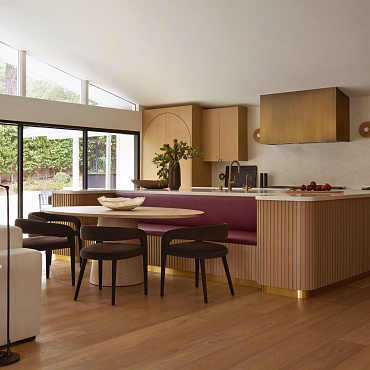 Metamorfoza domu z lat 60. Przestrzeń czerpiąca z elegancji mid century i współczesnej funkcjonalności