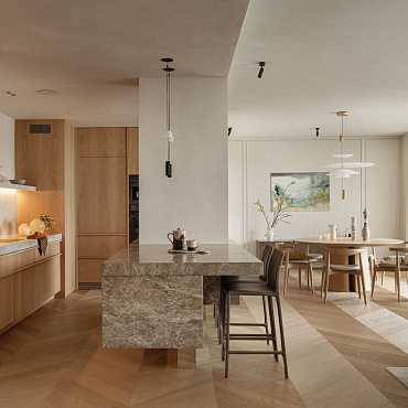 Apartament z widokiem na Wawel. Minimalistyczne wnętrza wzbogaca polska sztuka i rzemiosło