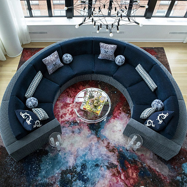 Penthouse z widokiem na miasto. Dywan w salonie zainspirowało zdjęcie z teleskopu Hubble’a