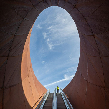 Anish Kapoor zaprojektował stację metra w Neapolu. Inspiracją była m.in. „Boska Komedia” Dantego