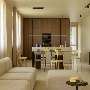 Zaskakujący kolorami dwupoziomowy apartament w Włoszech 