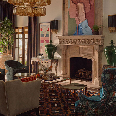 Przytulna enklawa podróżnika. Kolorowy dom pełen sztuki i mebli z różnych zakątków świata