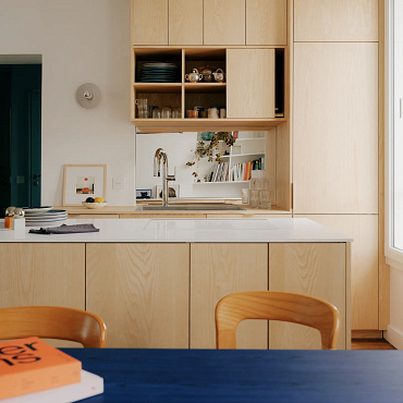 Niewielkie paryskie mieszkanie dla pary – jasne drewno i błękit w rolach głównych 