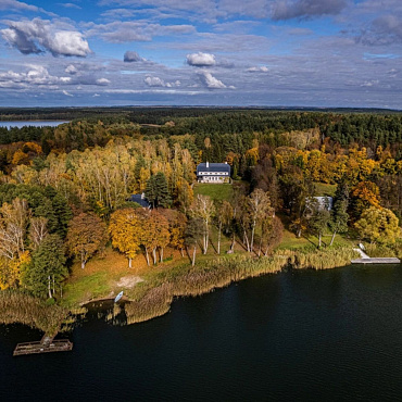 W tej posiadłości odpoczywał Gomułka. Dziś to jeden z najbardziej zachwycających domów gościnnych w Polsce