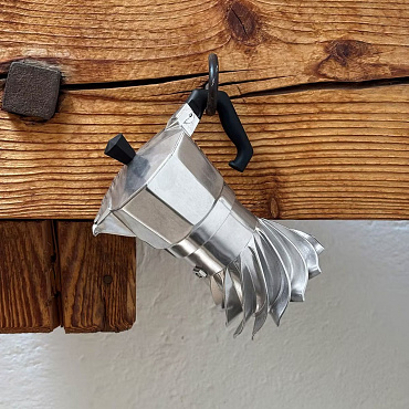 Ikoniczna kawiarka w nowej, ekologicznej odsłonie. Jej wygląd zainspirowały silniki turbinowe