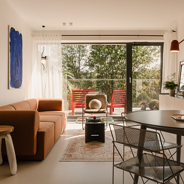 70-metrowe mieszkanie w Krakowie. Minimalistyczną przestrzeń ociepla m.in. czekoladowa czeczota