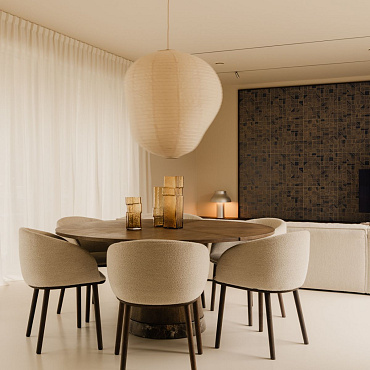 Dom w stylu japandi otoczony lasem. Przeszklone atrium zapewnia przestrzeń do odpoczynku