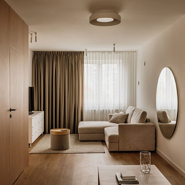 Dwupoziomowe mieszkanie, w którym króluje naturalny dąb