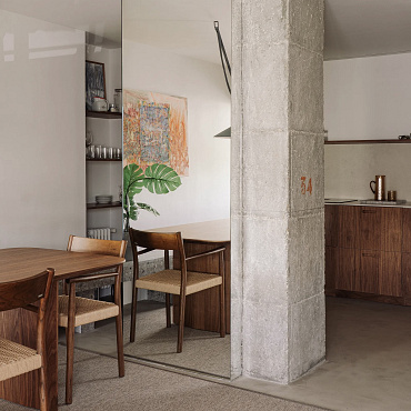 Madryckie mieszkanie — surowe, a zarazem przytulne 