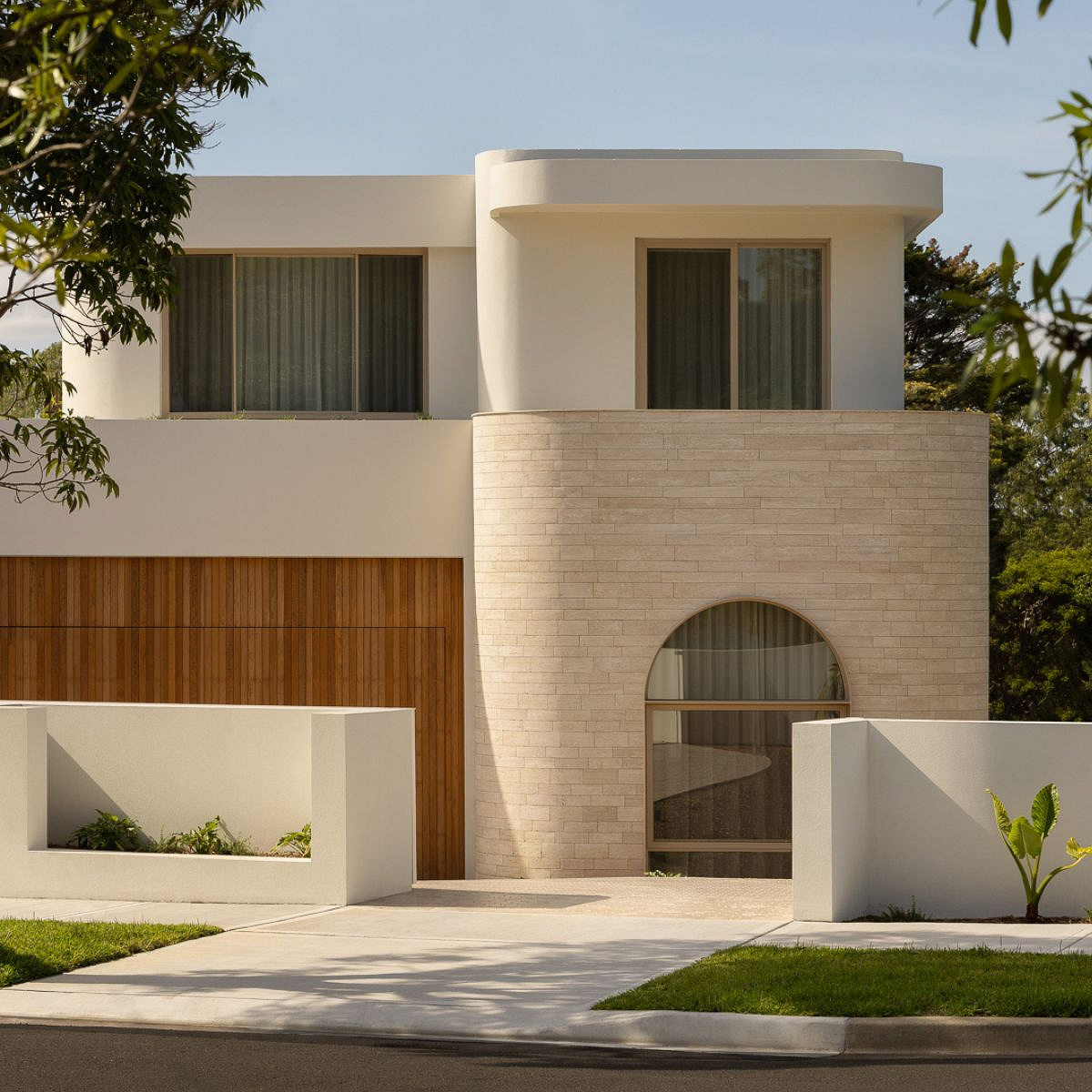 Dom na przedmieściach, w którym pierwsze skrzypce gra naturalny kamień