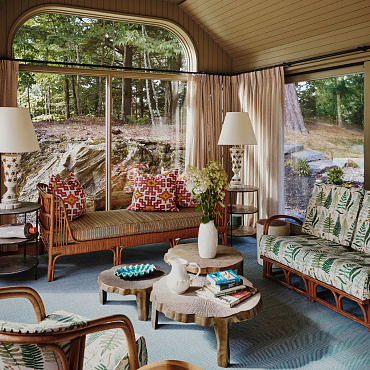 Kolorowy dom nad jeziorem. Maksymalistyczne wnętrza łagodzi krajobraz za oknem