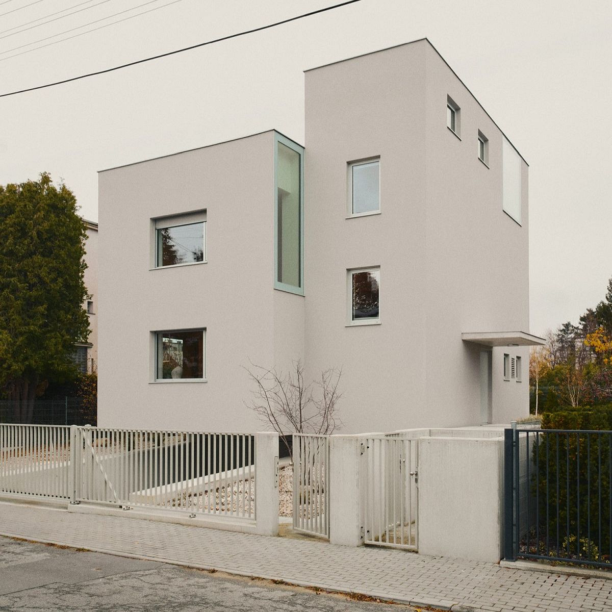 W tym wakacyjnym domu w Gdyni naturalne światło zostało sprytnie wprzęgnięte do budowania różnych nastrojów