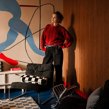 To mieszkanie na warszawskiej Pradze wręcz kipi energetyzującą czerwienią i kleinowskim błękitem