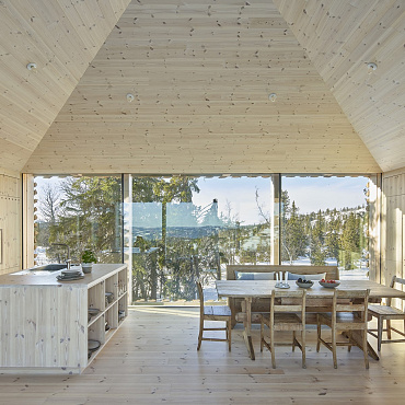 Akwarium pachnące lasem: górskie schronienie pary architektów