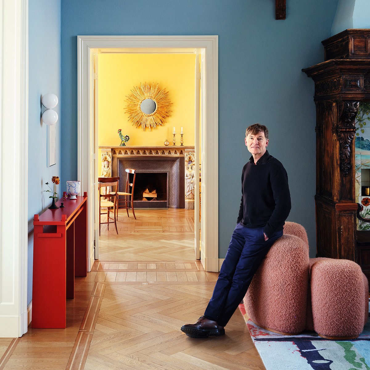 Eksplozja błękitów, świetlne bliki i refleksy w historycznej willi w stylu bawarskim 