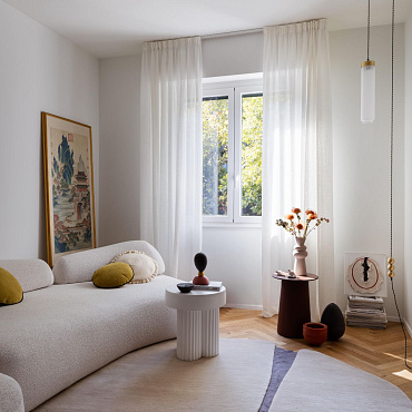 90-metrowe mieszkanie łączy mediolański modernizm z urokiem Orientu