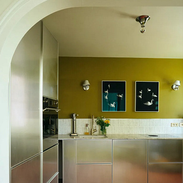 Wiejski dom z minimalistyczną metalową kuchnią