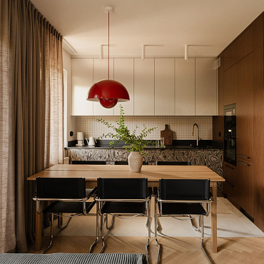 50-metrowe mieszkanie w Warszawie – przytulna i elegancka przestrzeń w kolorach ziemi 