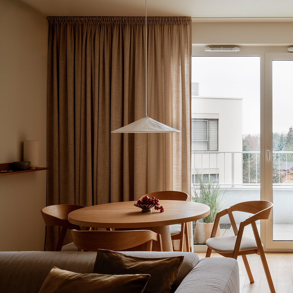 Naturalna paleta barw i dopracowany detal – 60 m² harmonijnego wnętrza autorstwa Studio Mido