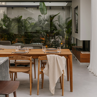 Dom z historią i tropikalnym ogrodem w środku – renowacja przedwojennej willi w Warszawie