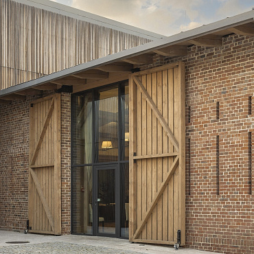 Butikowa stodoła: hotel studia Toprojekt w dawnym dworze cysterskim 