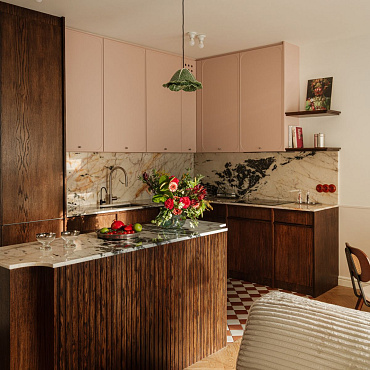 70-metrowe mieszkanie w Warszawie. Klimatyczne wnętrze z soczyście bordową łazienką