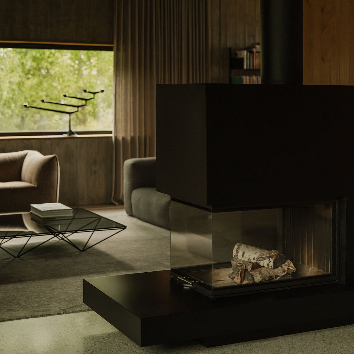 Dom pod lasem – pochwała prostoty i naturalnych materiałów 