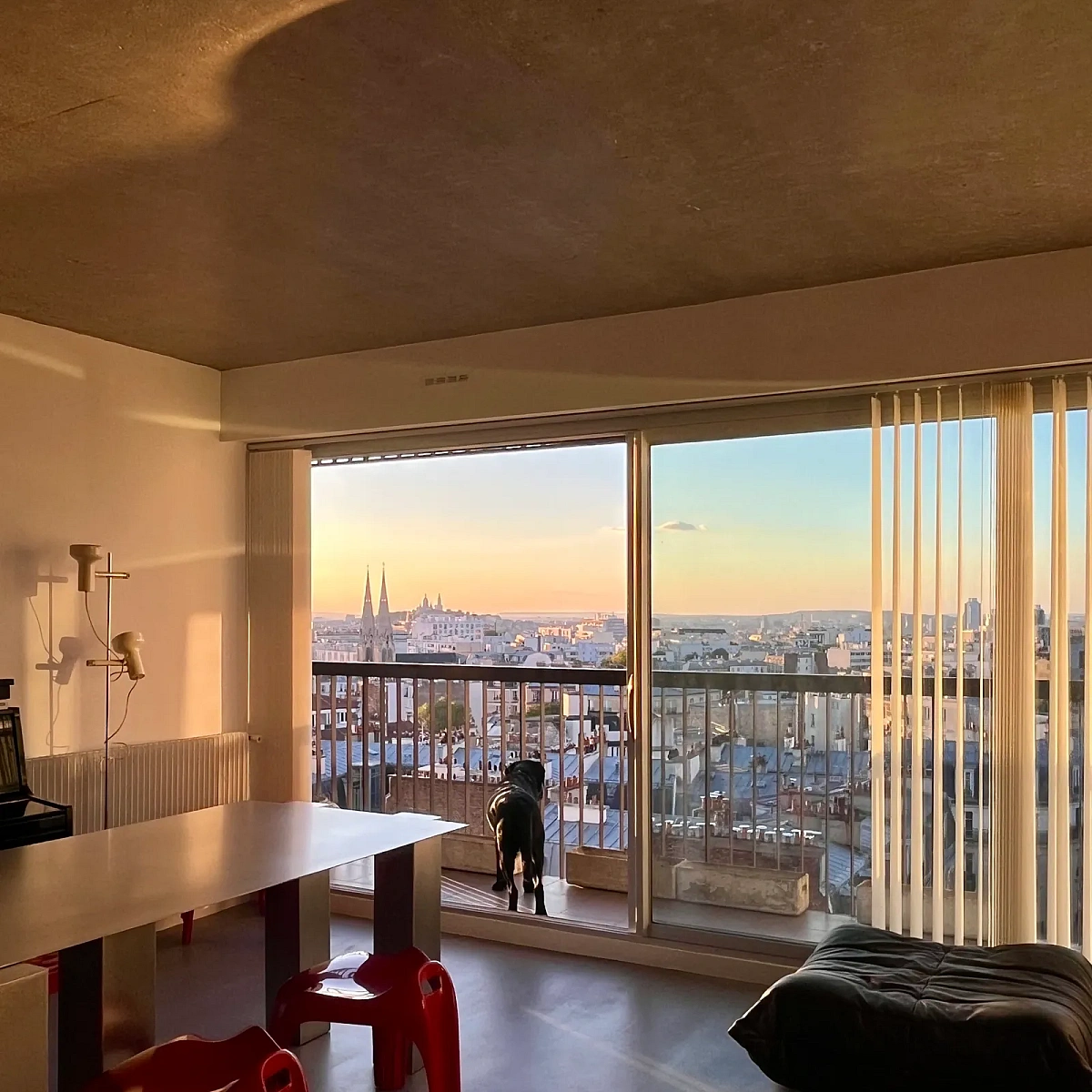 Mieszkanie w Paryżu — surowy styl w mistrzowskim wydaniu