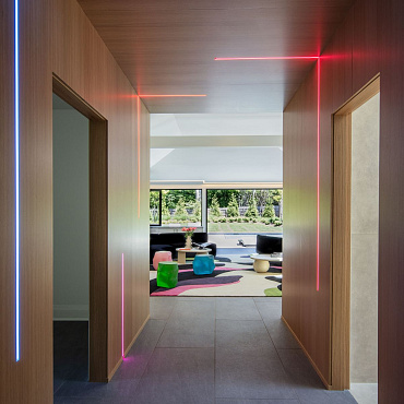 Kolorowy dom pełen nietypowych rozwiązań. Wzrok przykuwa kominek inspirowany LEGO