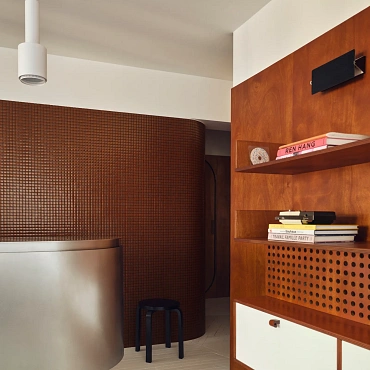 Paryski apartament, który kojarzy się z wnętrzem stylowej łodzi