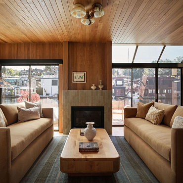 Transformacja barki mieszkalnej z lat 80. w klimatyczne, nadmorskie gniazdko