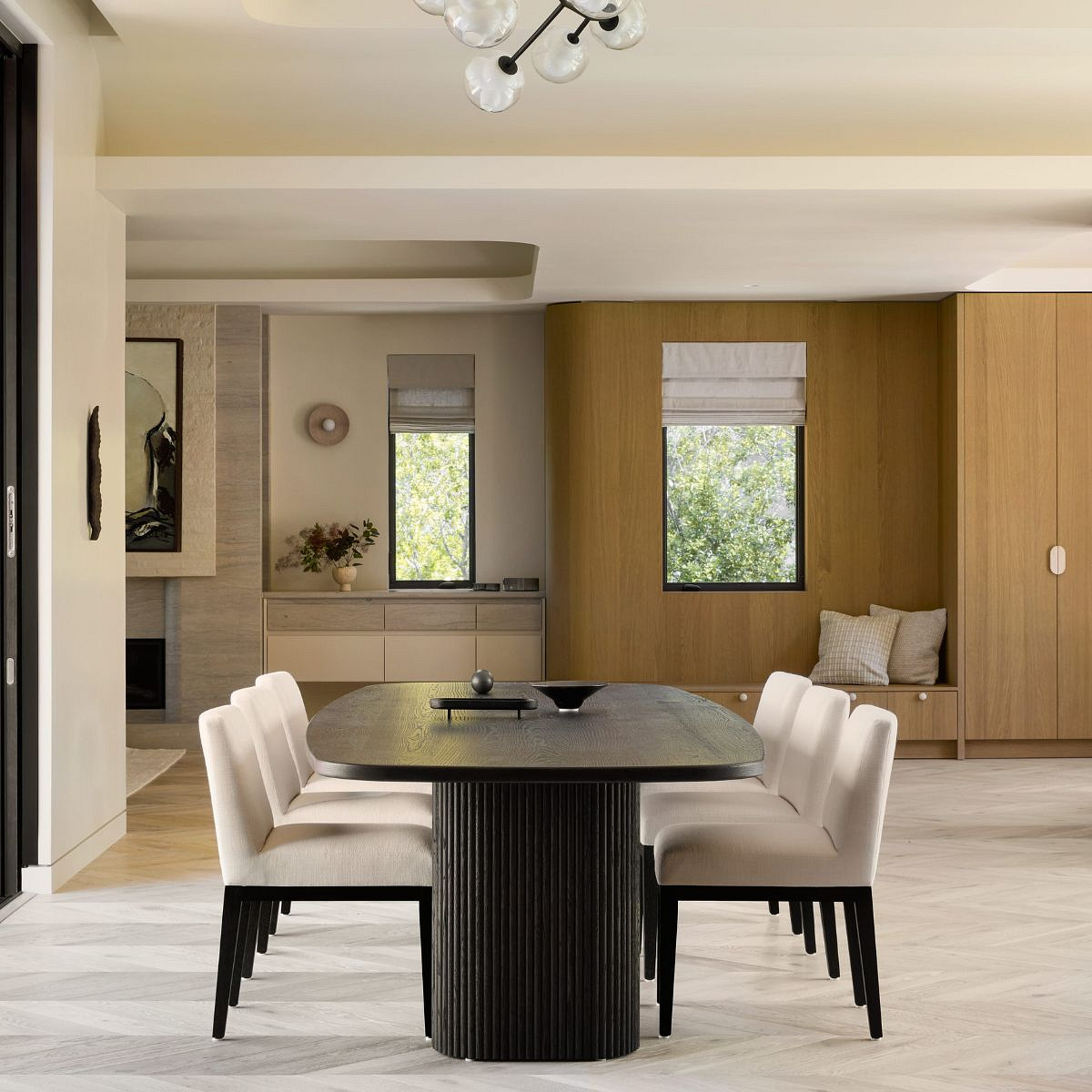 Nowoczesny dom dla czteroosobowej rodziny pełen światła i naturalnych materiałów 