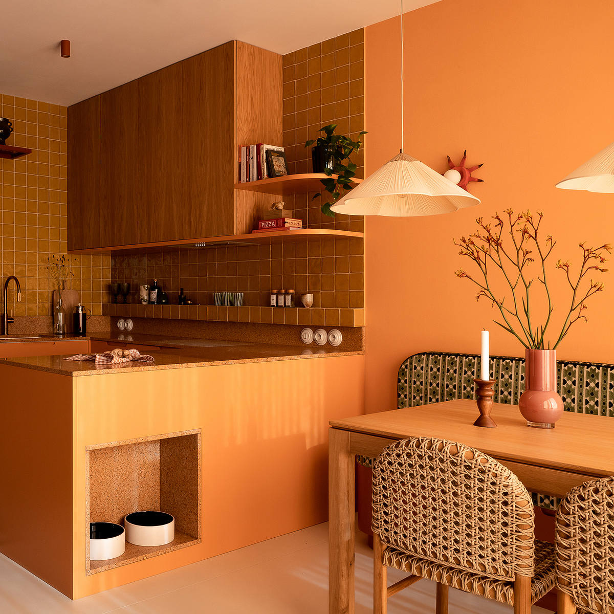 Południowa paleta barw w mieszkaniu w bloku na warszawskiej Woli