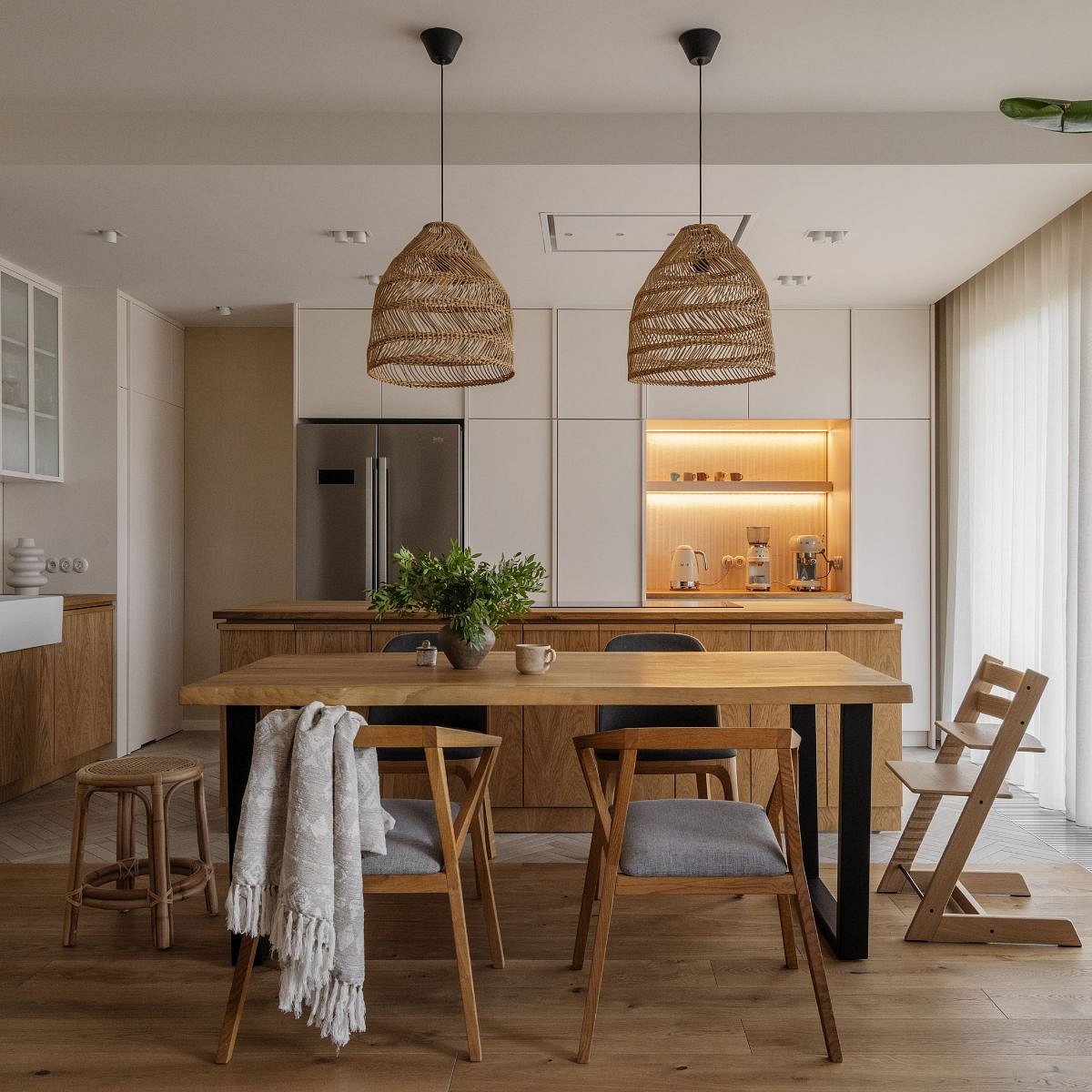 Dwupoziomowe mieszkanie w Warszawie. Króluje tu drewno, kamień i klimatyczne oświetlenie