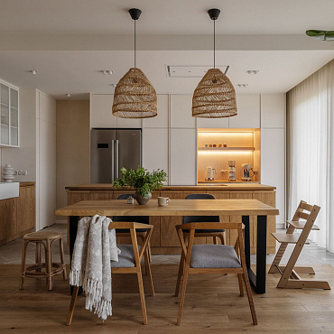 Dwupoziomowe mieszkanie w Warszawie. Króluje tu drewno, kamień i klimatyczne oświetlenie