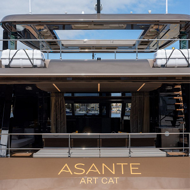 Katamaran pełen sztuki. Omenaa Mensah i Sunreef Yachts stworzyli wyjątkową galerię na wodzie