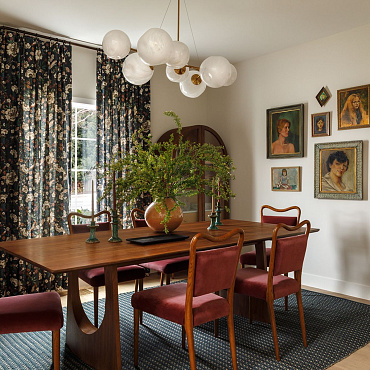 Dom dla młodych rodziców pełen sztuki i wzorzystych tkanin