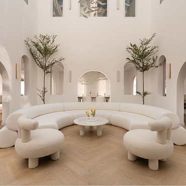 Dom inspirowany współczesną elegancją, kolorem roku Pantone i hiszpańską architekturą
