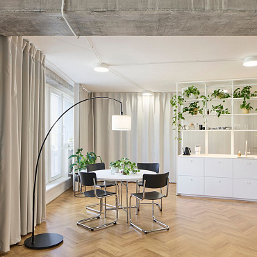 Architekci usunęli niemal wszystkie ścianki działowe ze 100-metrowego apartamentu