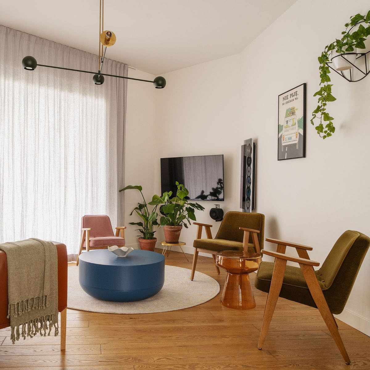 Przytulne mieszkanie w Warszawie inspirowane stylem mid-century modern 