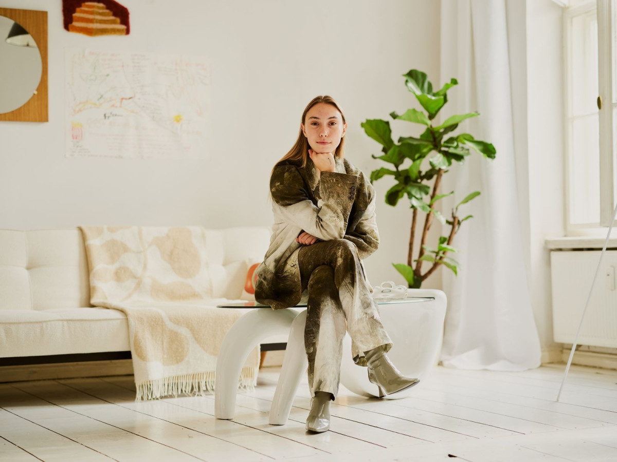 Polly roche w mieszkaniu w berlinie