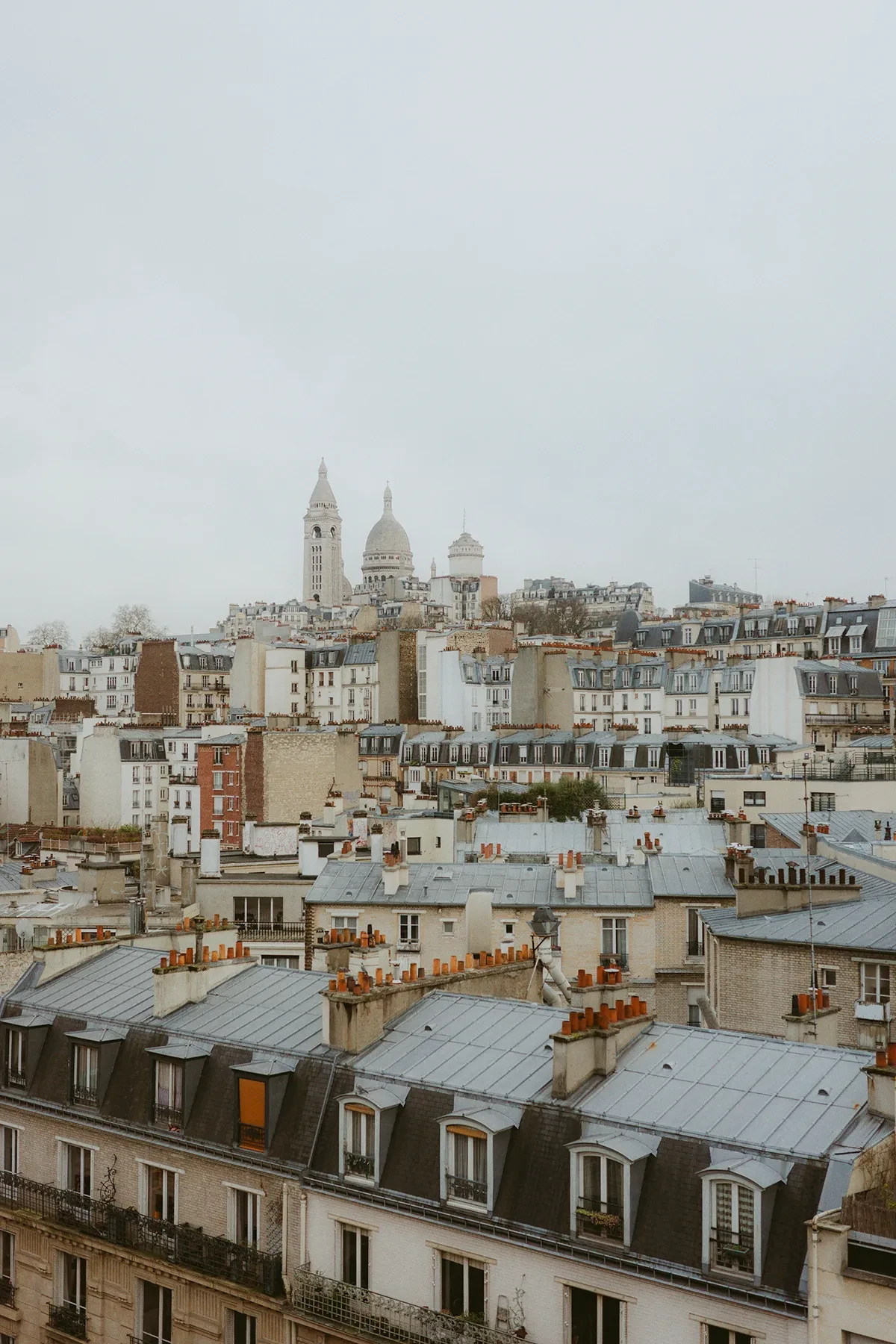 Widok na bazylikę Sacré-Cœur rozciągający się z okna apartamentu. © Jean Baptiste Thiriet