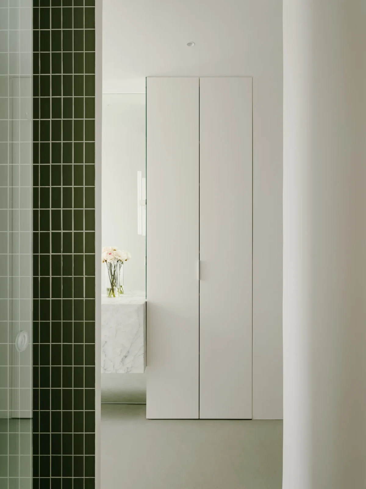 Apartament z akcentami szałwii