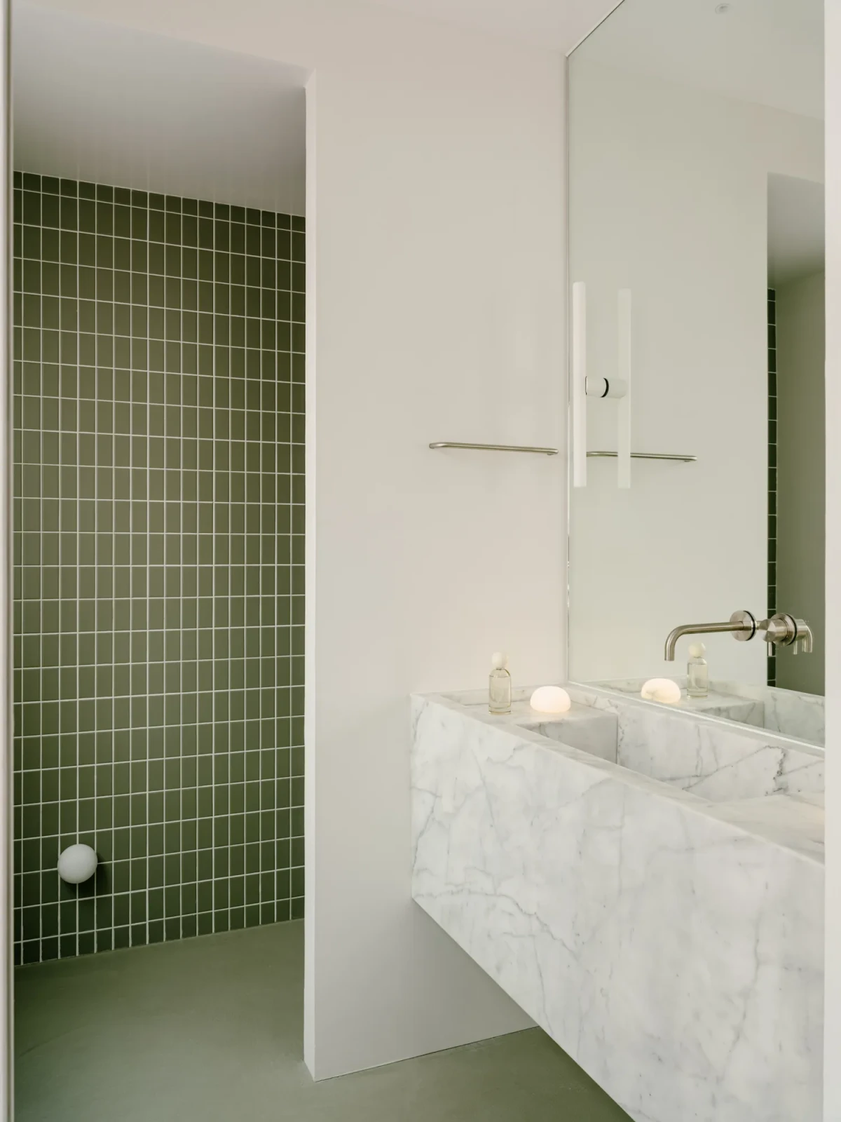 Łazienka z akcentami szałwii