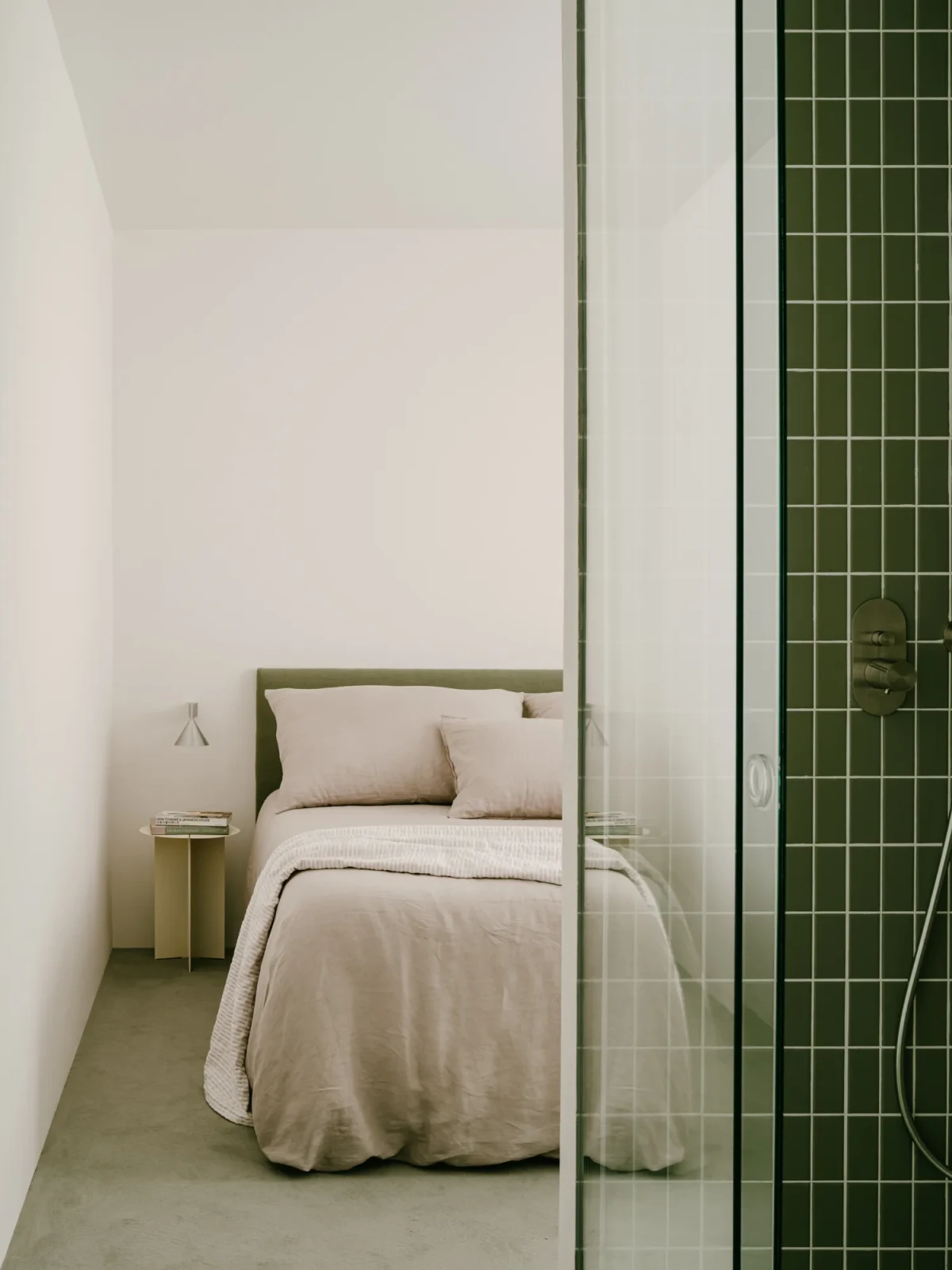 Apartament z akcentami szałwii