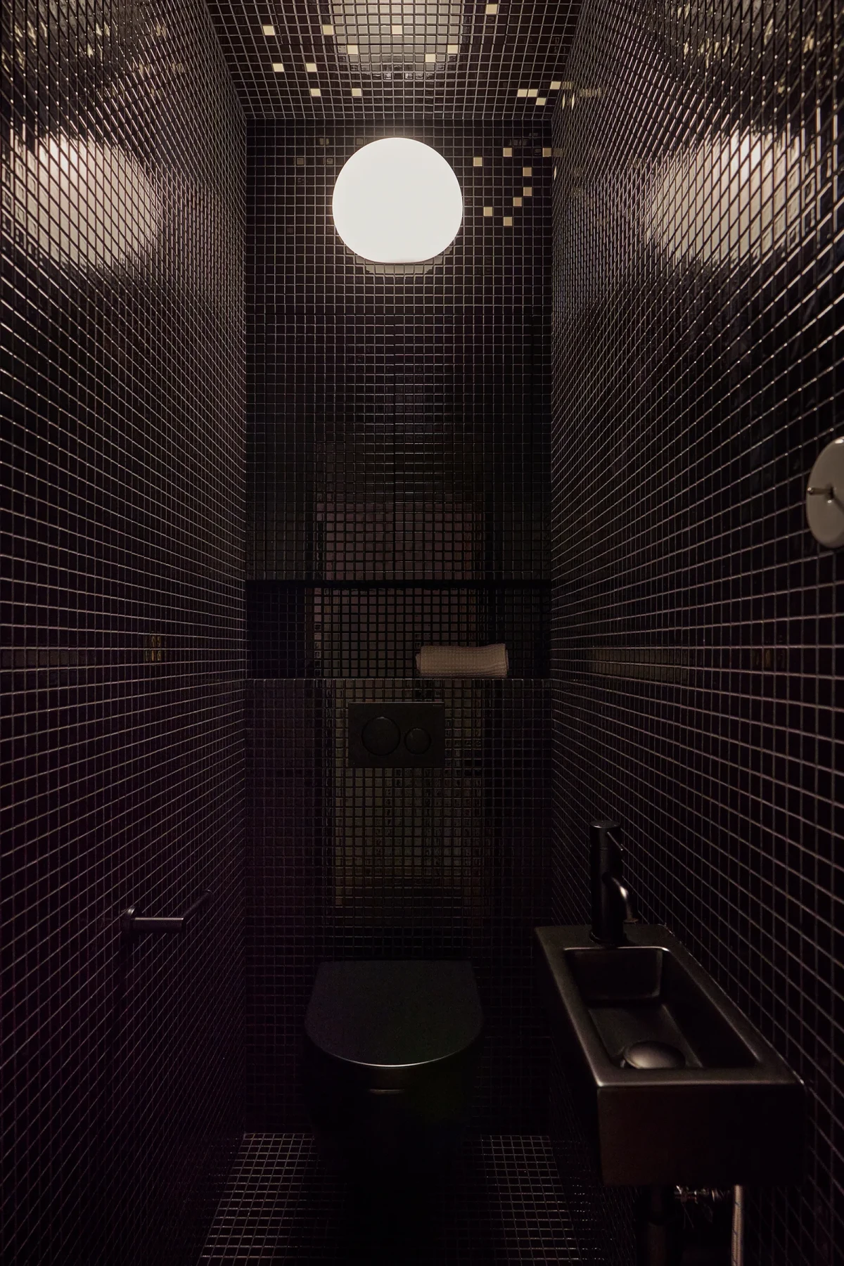 Toaleta z małych płytek w Paryżu