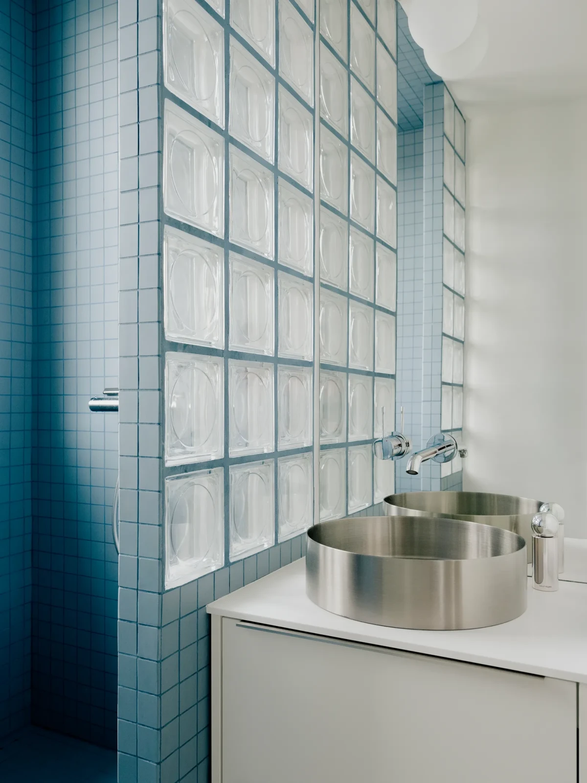 Mieszkanie w Paryżu w dwóch kolorach. Łazienka niebieska