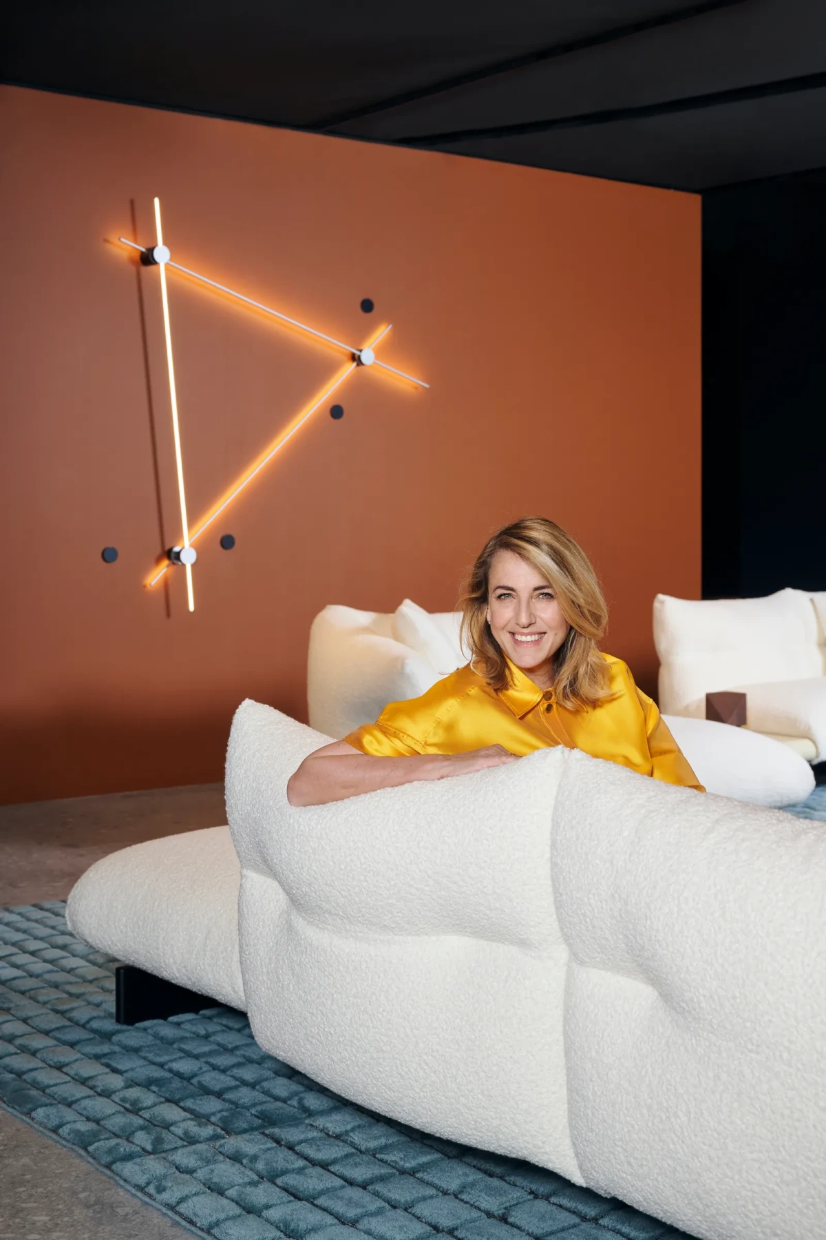 Patricia Urquiola siedząca na swojej sofie Mon Cloud dla Cassina. Zdjęcie: Valentina Sommariva