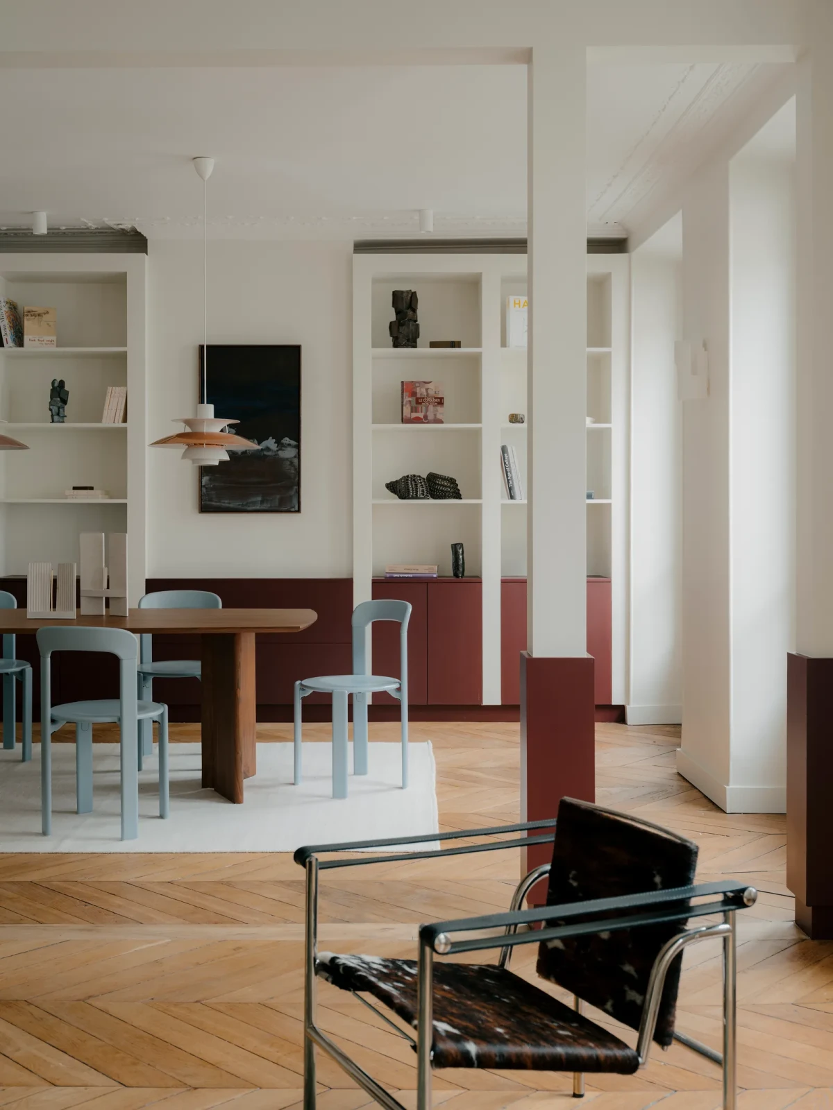 Apartament w Paryżu z wyrazistymi kolorami 
