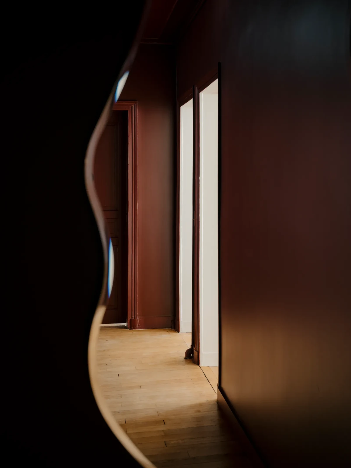 Apartament w Paryżu o wyrazistych kolorach 